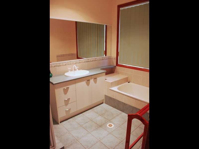 18 Cassinia Place, Flinders View QLD 4305