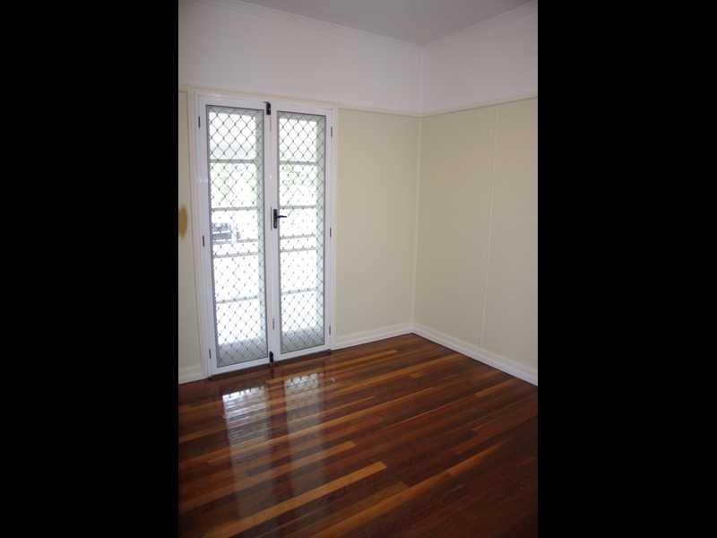 4 Morris Street, Silkstone QLD 4304