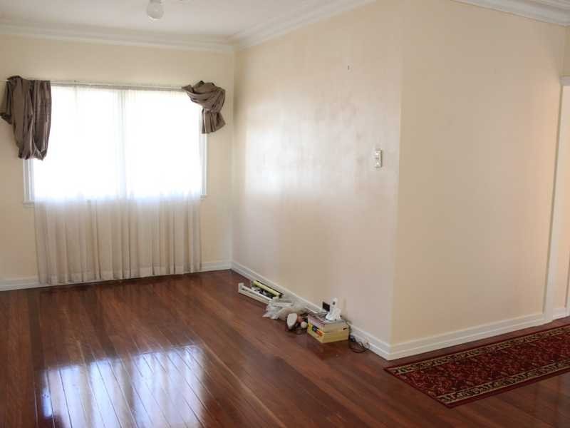 18 Stanley Street, North Booval QLD 4304