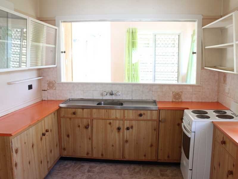 18 Stanley Street, North Booval QLD 4304