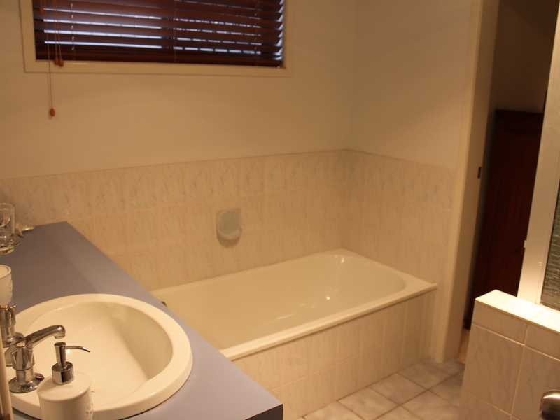 9 Pine Street, Flinders View QLD 4305