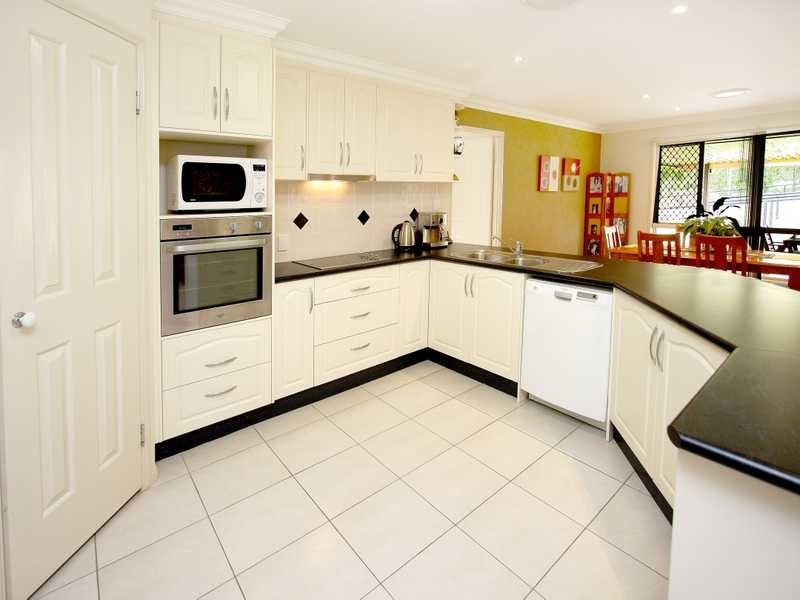 1 Appaloosa Place, Pine Mountain QLD 4306