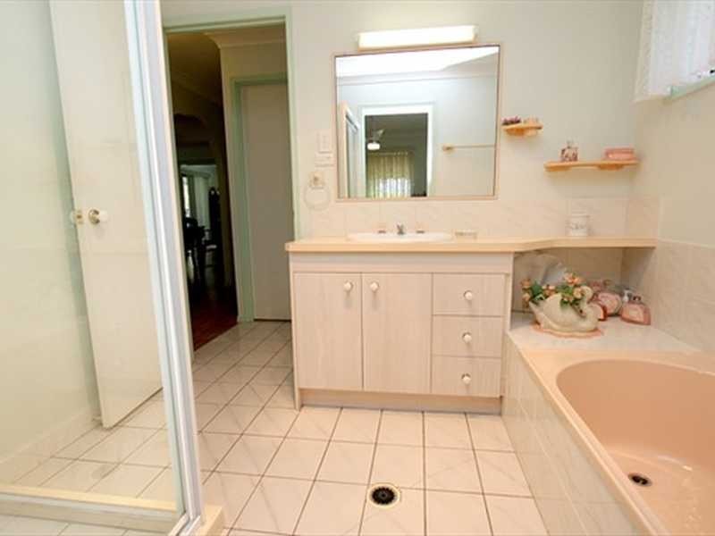 8 Sheppey Place, Yamanto QLD 4305