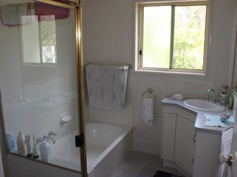 60 Buckingham Court, Mount Hallen QLD 4312