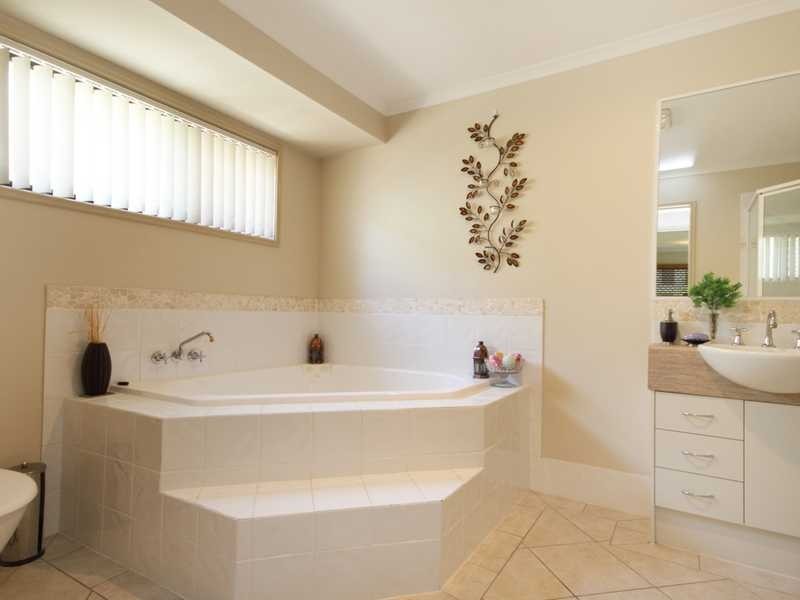 74 Kensington Drive, Flinders View QLD 4305