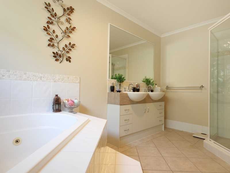 74 Kensington Drive, Flinders View QLD 4305