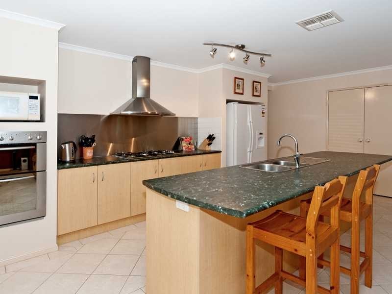2 Bentley Court, Flinders View QLD 4305