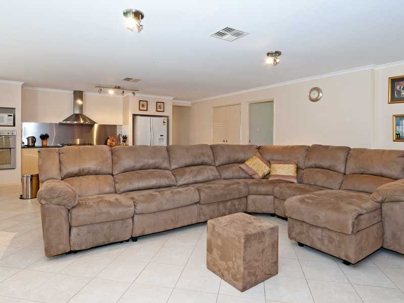 2 Bentley Court, Flinders View QLD 4305