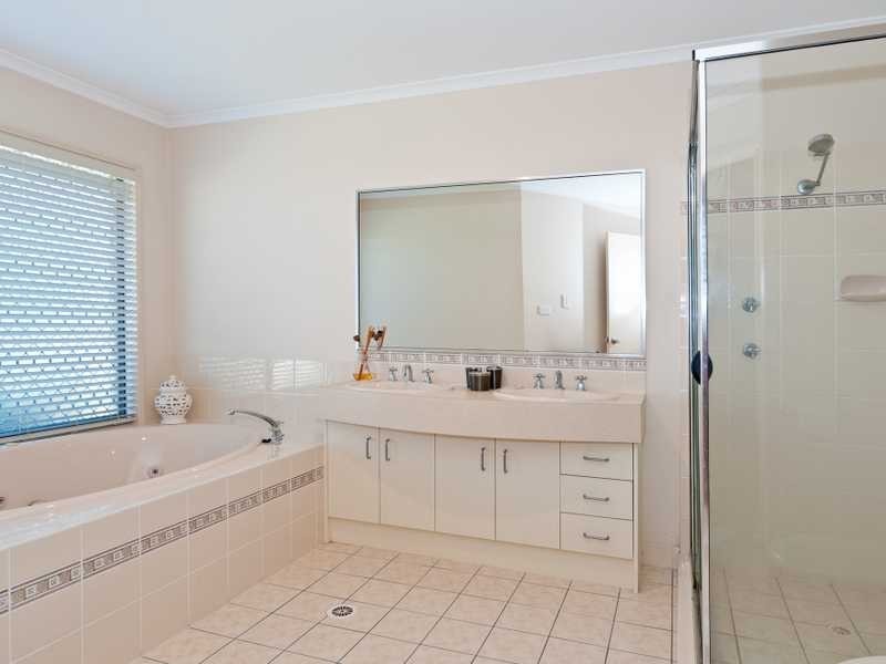 2 Bentley Court, Flinders View QLD 4305