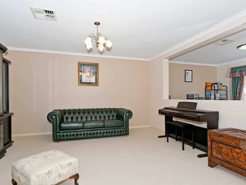 2 Bentley Court, Flinders View QLD 4305