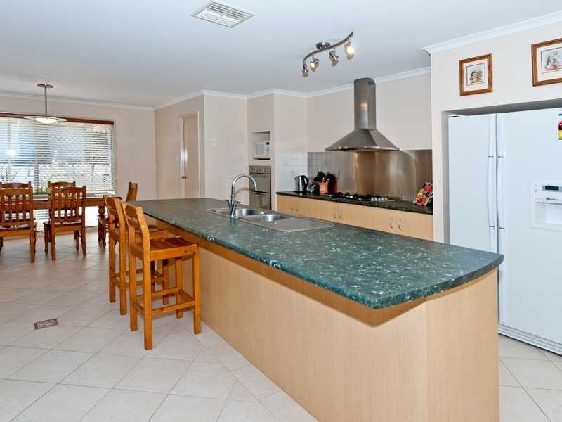 2 Bentley Court, Flinders View QLD 4305