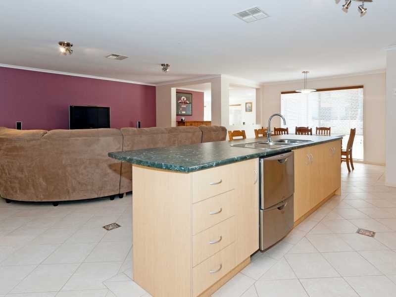 2 Bentley Court, Flinders View QLD 4305
