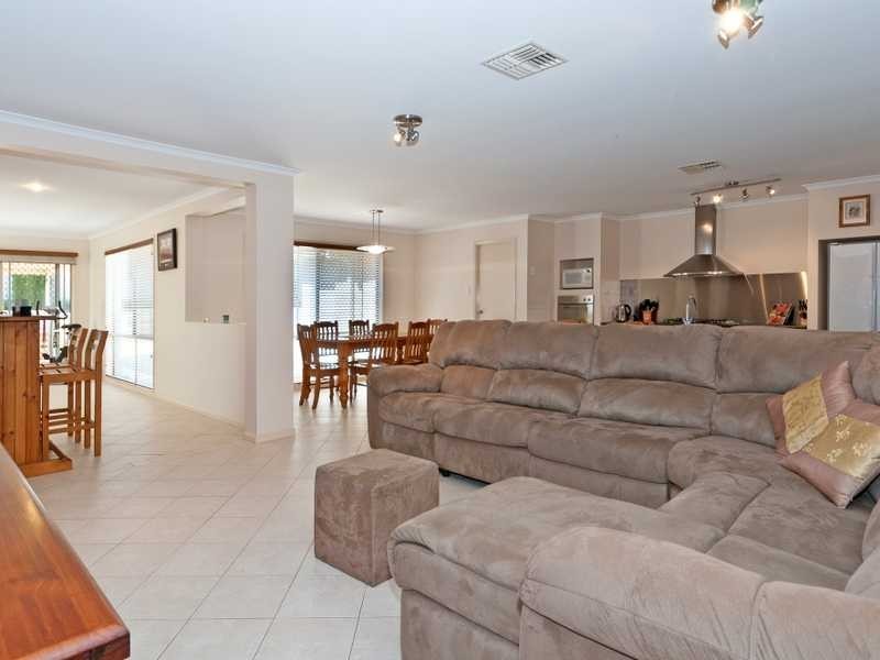 2 Bentley Court, Flinders View QLD 4305