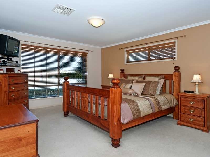 2 Bentley Court, Flinders View QLD 4305