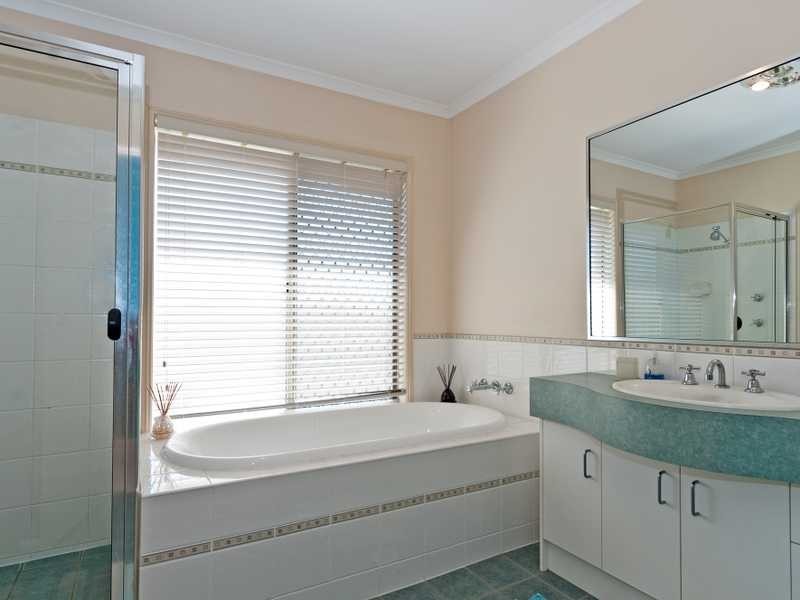 2 Bentley Court, Flinders View QLD 4305