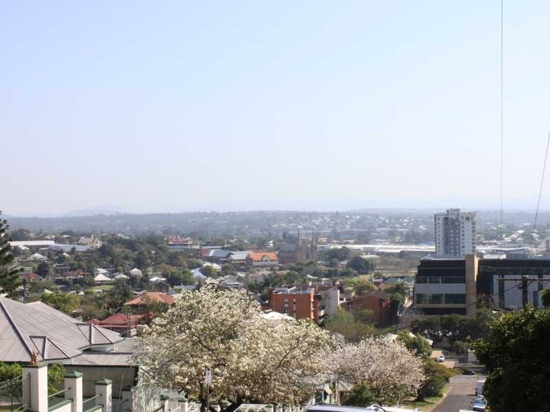 11 Chelmsford Avenue, Ipswich QLD 4305