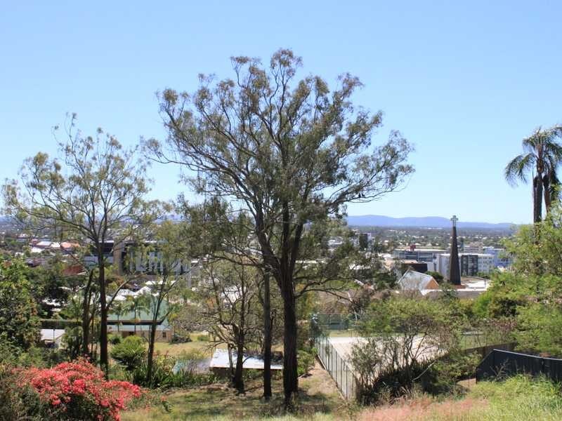 11 Chelmsford Avenue, Ipswich QLD 4305