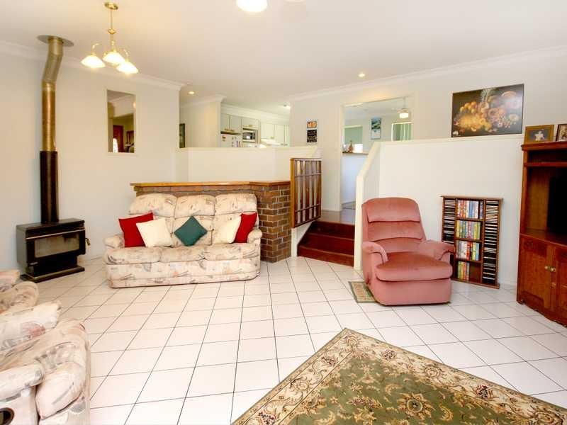 8 Walnut Close, Yamanto QLD 4305