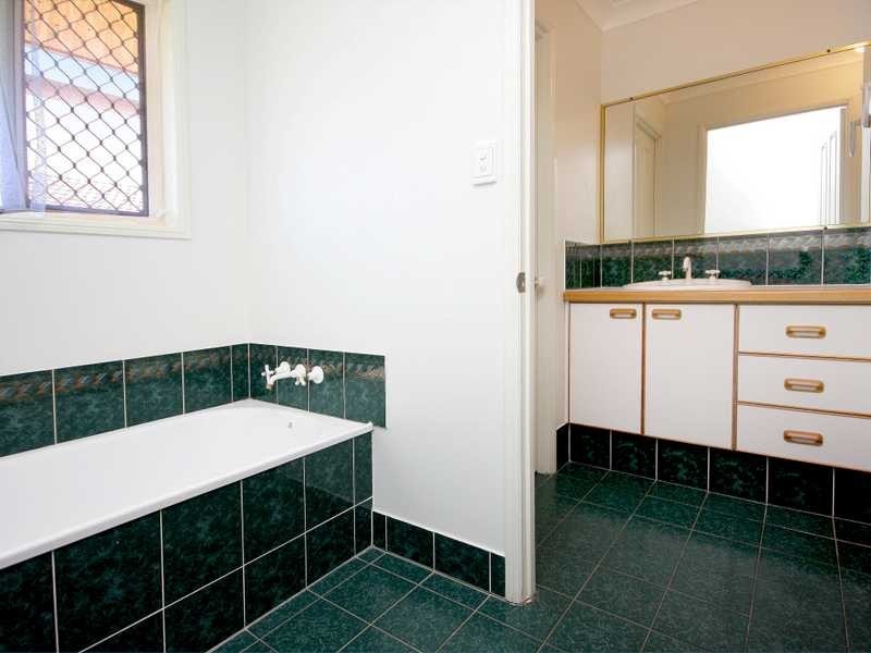 8 Walnut Close, Yamanto QLD 4305