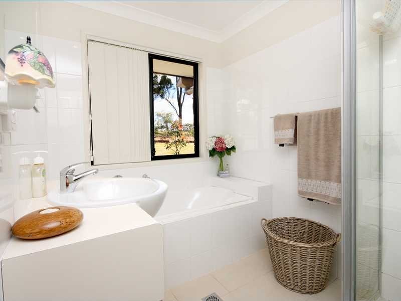 9 Thompson Court, Kensington Grove QLD 4341