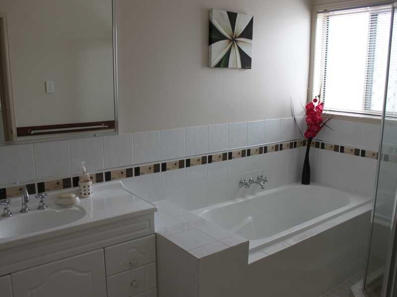 12 McQueen Court, Flinders View QLD 4305