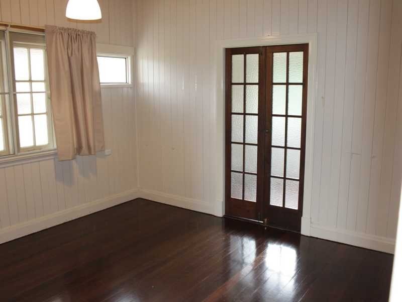 14 Crown Street, Silkstone QLD 4304