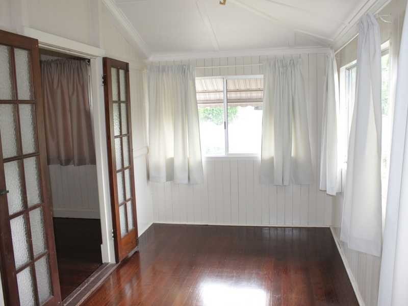 14 Crown Street, Silkstone QLD 4304