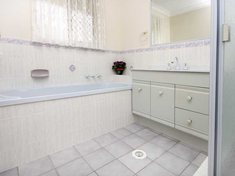 18 Oregon Close, Yamanto QLD 4305