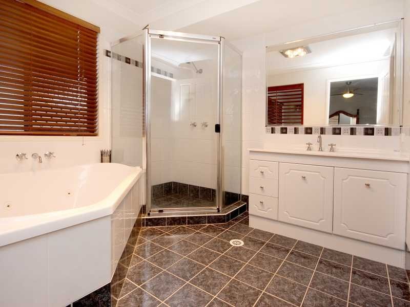 11 Hilldean Drive, Raceview QLD 4305