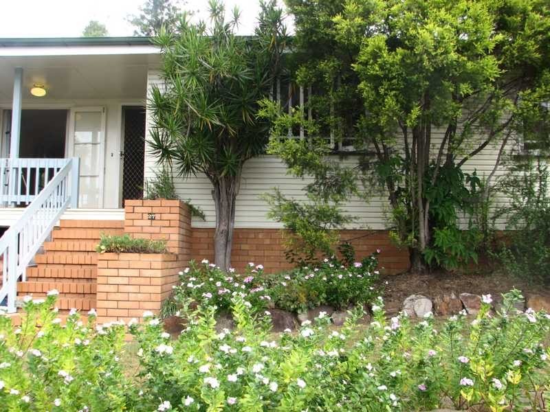 27 Robertson Road, Eastern Heights QLD 4305