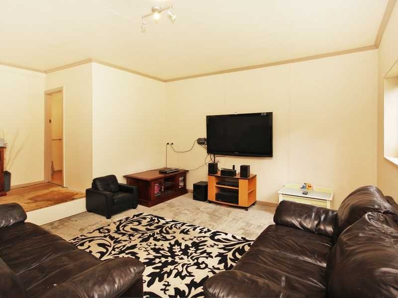 9 Alexandra Street, Booval QLD 4304