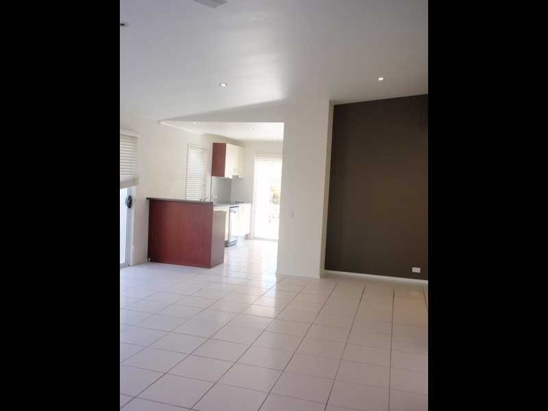 Unit 2/66 Castille Crescent, Edens Landing QLD 4207