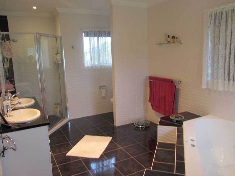 31 The Avenue, Windaroo QLD 4207