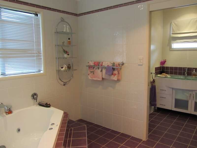 31 The Avenue, Windaroo QLD 4207