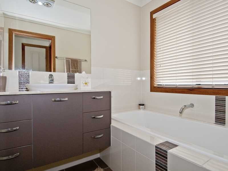 31 Lake Breeze Drive, Windaroo QLD 4207