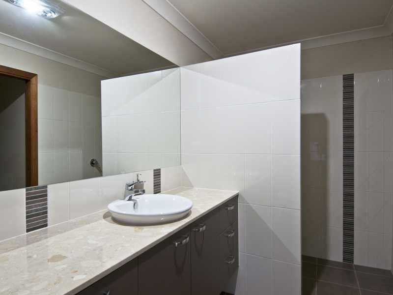 31 Lake Breeze Drive, Windaroo QLD 4207