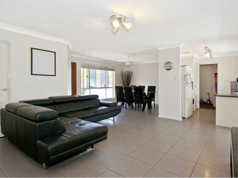 12 Duesbury Crescent, Edens Landing QLD 4207