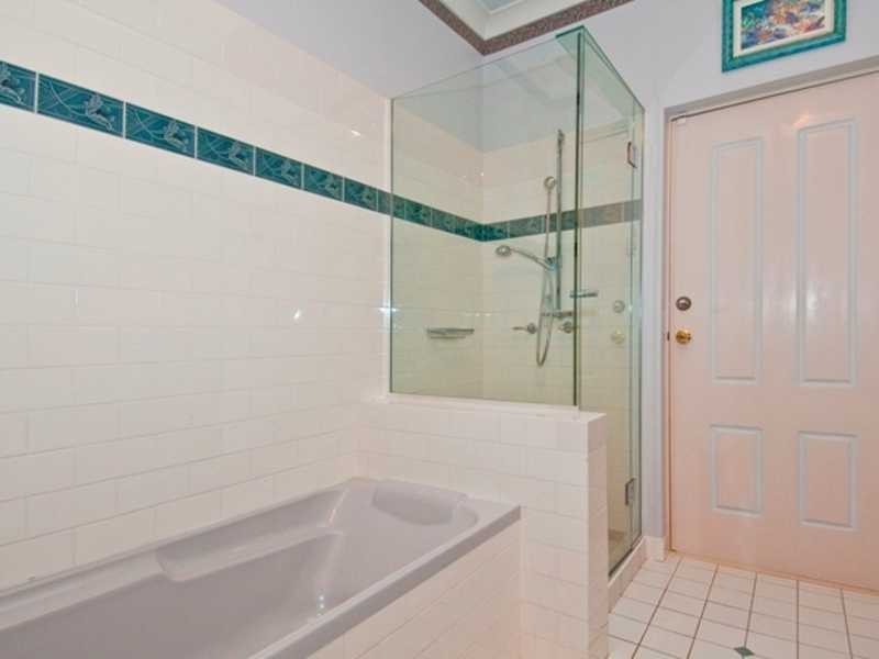 5 Bahrview Drive, Bahrs Scrub QLD 4207