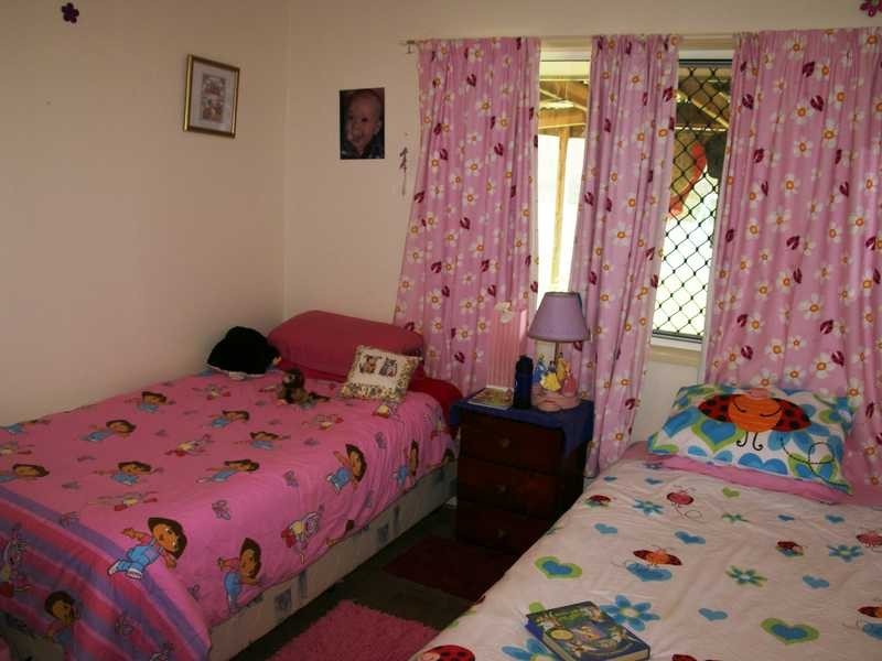 35 Eira Cr, Edens Landing QLD 4207