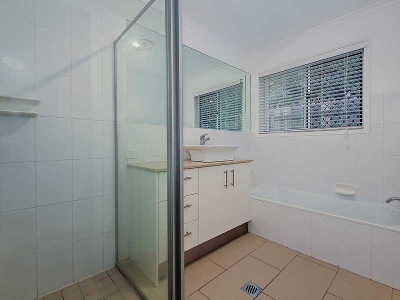 28 Hillside Crescent, Edens Landing QLD 4207