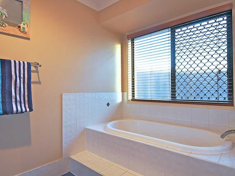 22 The Avenue, Windaroo QLD 4207