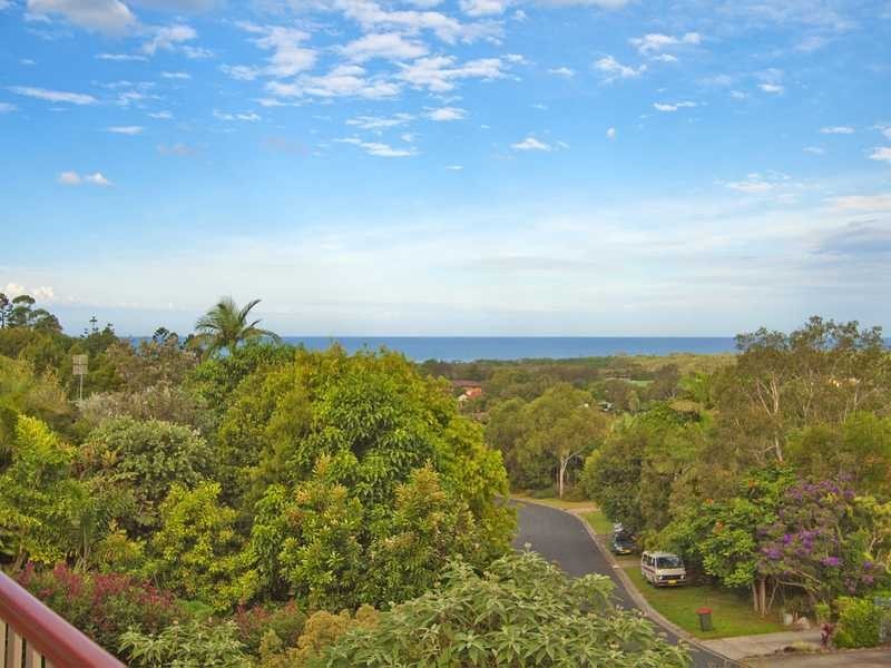 18 Goondooloo Drive, Ocean Shores NSW 2483