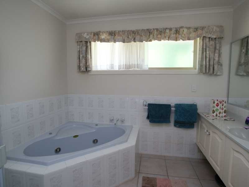 2 Coonawarra Court, Ocean Shores NSW 2483