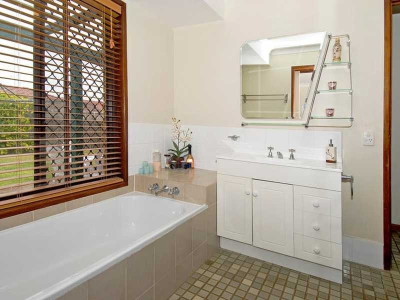 4 Radford Rd, Manly West QLD 4179