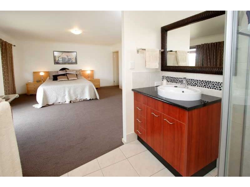 34 Foch Street, Wynnum West QLD 4178