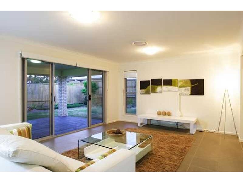 18 Azure Avenue, Redland Bay QLD 4165