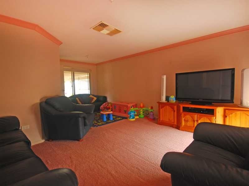 43 Nardoo Street, Glenfield Park NSW 2650