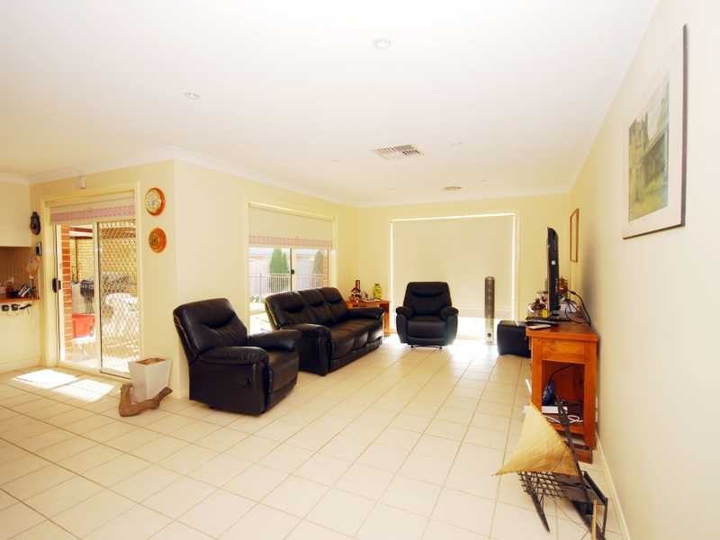 5 Garru Place, Glenfield Park NSW 2650