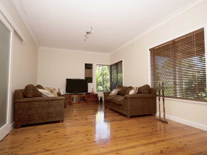9 White Avenue, Kooringal NSW 2650