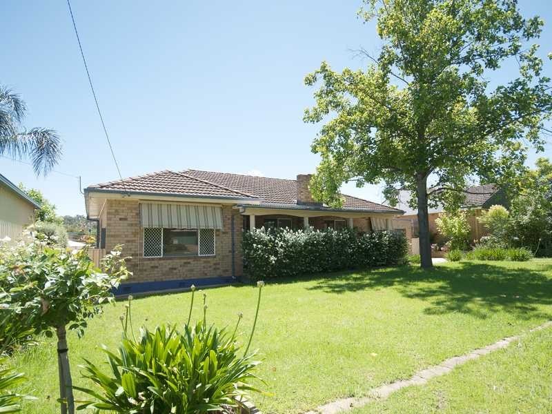 9 White Avenue, Kooringal NSW 2650